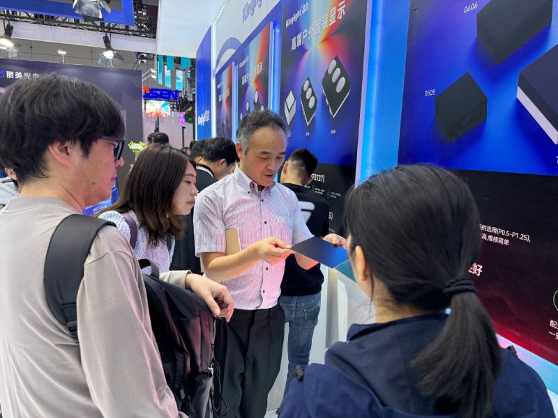 日本访客驻足观摩晶台MIP0606打造的LED显示面板