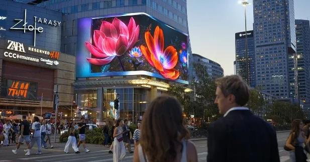 欧洲最大三面裸眼3D LED屏落地华沙，城市地标媒体再添新案例